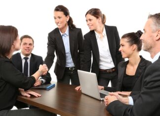 Czy do każdej umowy musi być informacja o warunkach zatrudnienia?