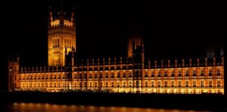 Ile rząd wydaje poza budżetem?