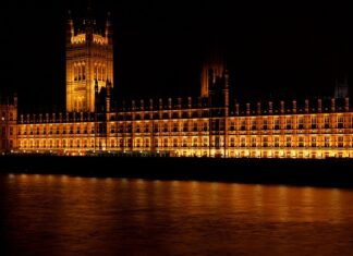 Ile rząd wydaje poza budżetem?