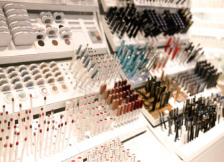 Jak atrakcyjnie urządzić sklep z kosmetykami